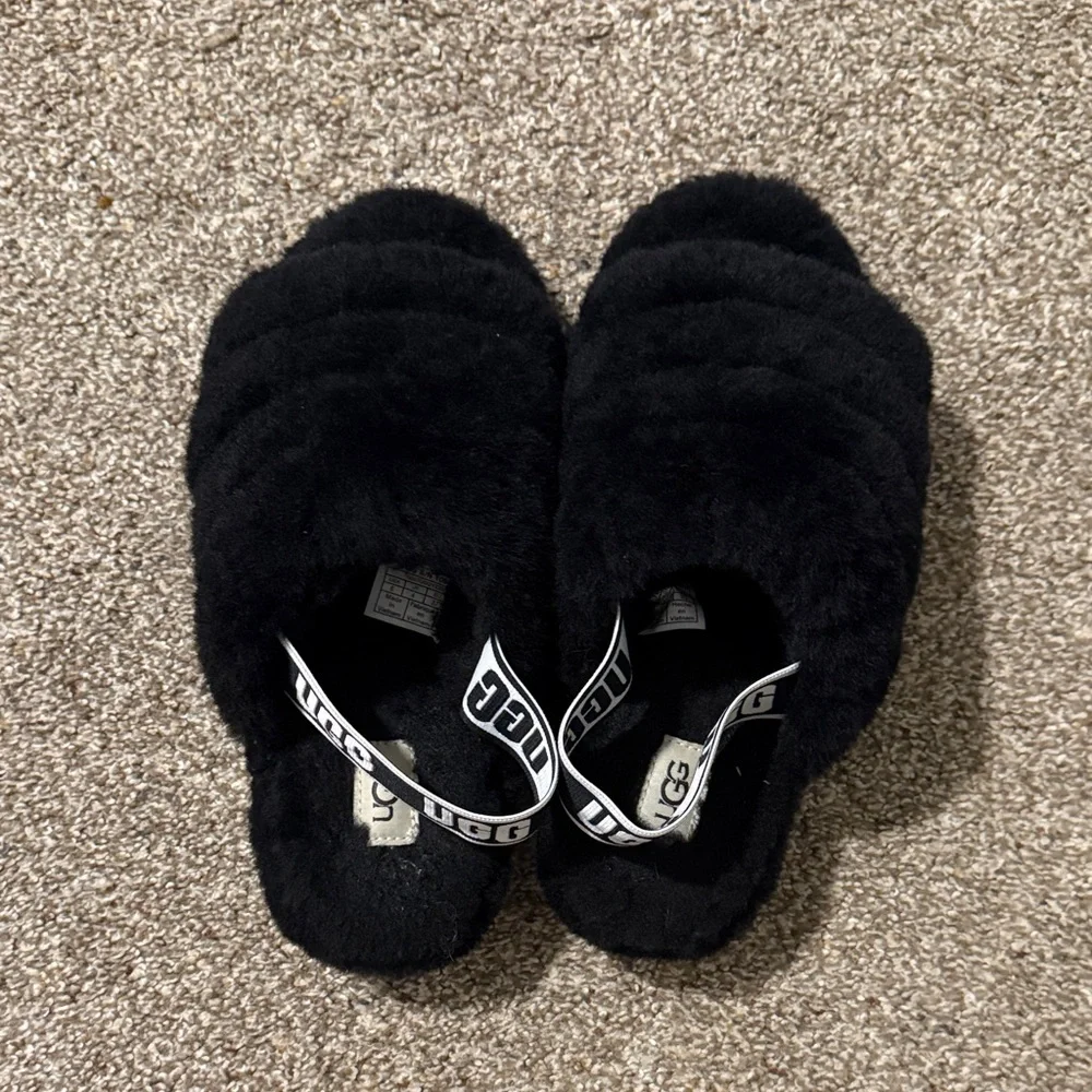 UGG Slipppers - Picture 1 of 4